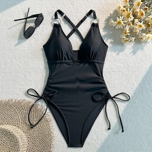 Maillot de bain une pièce noir avec col en V profond, anneaux métalliques et cordons latéraux