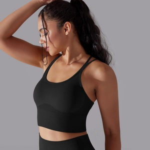 Détail du soutien-gorge de sport noir avec encolure en U et large bande côtelée