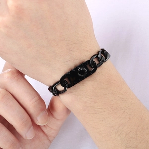 Vue détaillée d'un bracelet gourmette Figaro noir avec fermoir classique sur le poignet