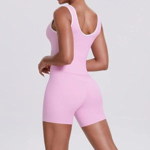 Détail de l'ensemble de yoga rose avec brassière dos en U et short taille haute bicolore