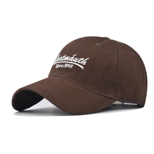 Dettaglio del cappello da baseball marrone in cotone con ricamo 1993 bianco in rilievo
