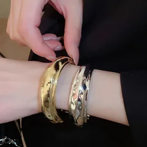 Bracelet jonc large en métal vintage avec texture martelée irrégulière en or et argent