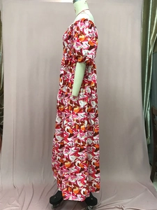 Detalle de maxivestido bohemio con estampado floral y hombros descubiertos