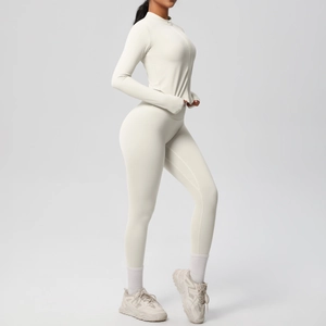 Détail d'un ensemble de yoga crème avec veste zippée et legging taille haute en tissu doux