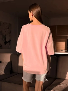 Πίσω όψη ενός oversized ροζ βαμβακερού T-shirt με πεσμένους ώμους και χαλαρή εφαρμογή