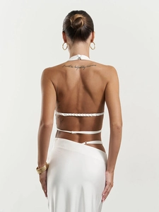 Détail du haut dos nu blanc en satin avec des liens croisés élégants à la taille