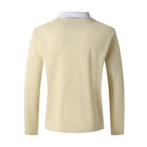 Vista dettagliata del retro di una polo a maniche lunghe slim fit nei colori beige e bianco