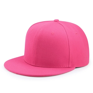 Vista laterale di un cappello snapback magenta con visiera piatta e tessuto in twill