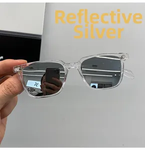 Détail de lunettes de soleil carrées transparentes avec verres argentés miroir