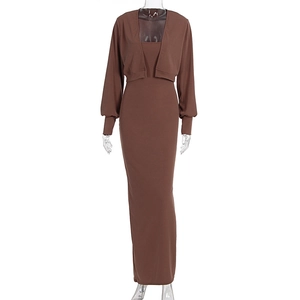 Détail d'une robe moulante marron avec cardigan à manches longues en maille douce