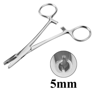 Dettaglio macro dell'apertura di 5mm della pinza per piercing in acciaio inossidabile