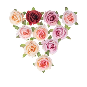 Cabezas de rosas de seda artificial de varios colores, dispuestas en forma de corazón en blanco