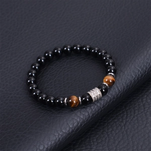 Dettaglio di perle opache da 8mm con occhio di tigre e distanziatore argento su pelle nera