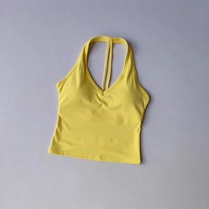 Détail de la brassière de sport jaune vif avec col en V et doubles bretelles au dos