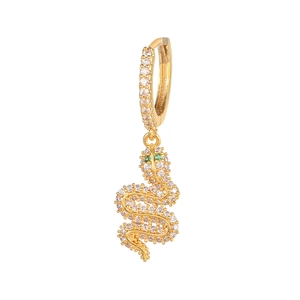 Détail de boucles d'oreilles serpent dorées 18K avec zircons blancs et yeux en gemmes vertes