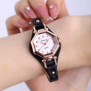 Détail de montre à quartz hexagonale pour femme avec boîtier or rose et bracelet en cuir noir