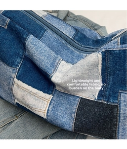 Vue rapprochée du sac patchwork en denim avec coutures contrastées et fermeture éclair