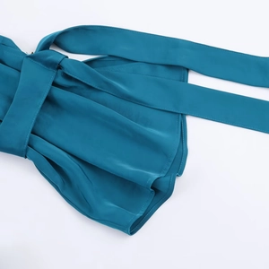 Détail de la robe midi en satin sarcelle avec texture soie et lien à la taille