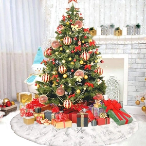 Détail de jupe de sapin de Noël en peluche blanche avec flocons à paillettes et cadeaux