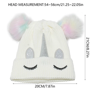 Détail du bonnet licorne en tricot pour enfant avec mesures et pompons arc-en-ciel