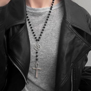 Détail du collier gothique avec pendentifs pentagramme et croix Ankh sur cuir noir