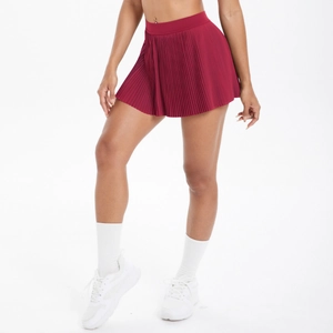 Détail de la jupe de tennis plissée bordeaux montrant la taille et le tissu sport