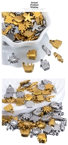 Vista macro di ciondoli gioielli DIY oro e argento in varie forme marine e di cuore