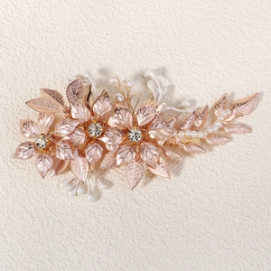 Vue détaillée d'une pince à cheveux feuille dorée avec perles et strass faite à la main