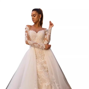 Robe de mariée élégante en dentelle à manches longues avec décolleté épaules dénudées