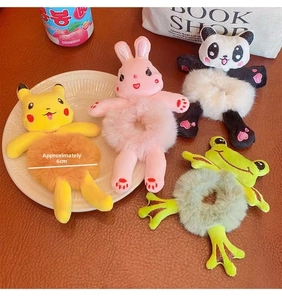 Détail de quatre élastiques à cheveux en peluche avec motifs panda et grenouille pour enfants