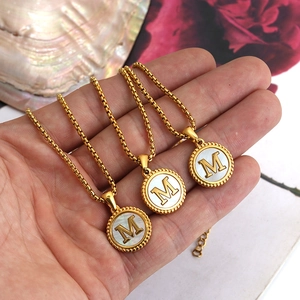 Collier en acier inoxydable doré 18K avec pendentif lettre M en nacre et bordure perlée