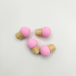 Detailansicht von vier rosa Schwammköpfen mit beigen Griffen für Ombré-Nagelkunst