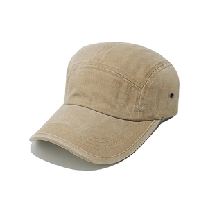 Detail der khakifarbenen 5-Panel-Cap mit gewaschener Baumwolltextur und Ösen