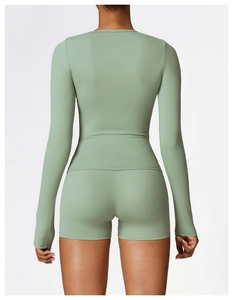 Vue arrière du haut de sport à manches longues vert sauge et du short de compression
