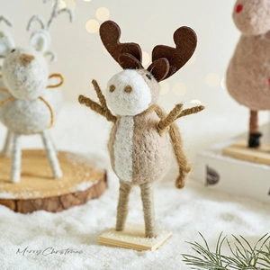 Renne de Noël fait main en feutrine avec socle en bois pour décoration de table