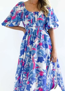 Detailansicht der Puffärmel und des Blumendrucks auf einem blauen Sommerkleid