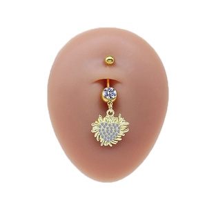 Piercing ombelico a cuore dorato con zirconi bianchi su modello in silicone