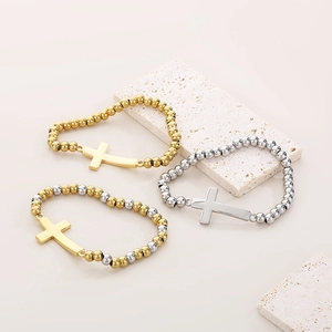 Détail des bracelets en perles croisées polies en or, argent et tons mixtes