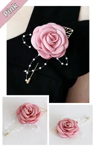Détail d'une boutonnière rose en satin avec feuilles dorées et perles sur costume