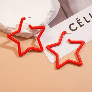 Détail de grandes boucles d'oreilles en forme d'étoile en acrylique rouge brillant