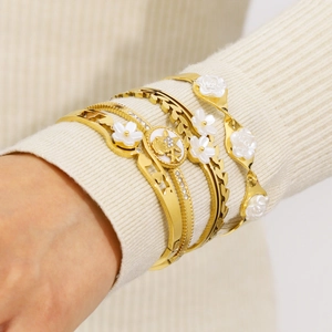 Elegantes 5-teiliges vergoldetes Edelstahl-Armband-Set mit Muschelblumen und Herzanhängern