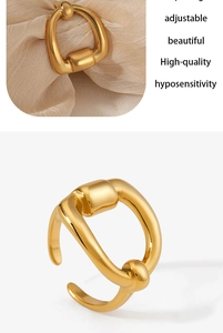 Détail d'une bague dorée réglable sur tissu de soie montrant un matériau hypoallergénique
