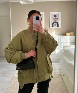 Détail de la veste bomber oversize vert olive avec col côtelé et fermeture éclair