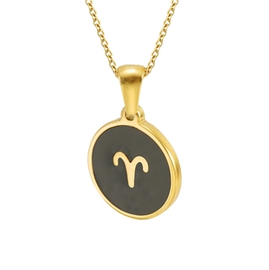 Gros plan du pendentif Bélier doré avec finition émail noir sur chaîne en acier 18 carats