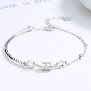Detail of S925 sterling silver bracelet with curved bar and delicate bead chain design