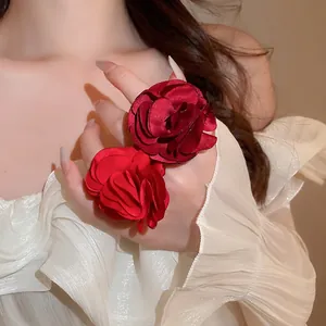 Eleganter Seidenrosen-Ring mit Stoffblüten und weichen Blütenblättern in Dunkelrot