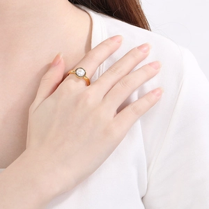 Detailansicht eines minimalistischen Goldrings mit einer glänzenden weißen Perle