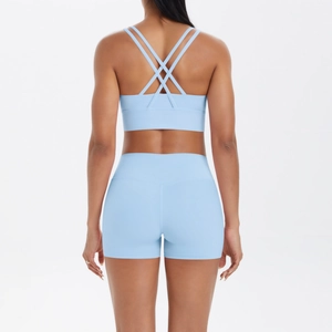 Ensemble de yoga bleu ciel avec brassière à bretelles croisées et short taille haute