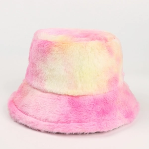 Dettaglio della trama in pelliccia sintetica tie-dye rosa e gialla sul cappello peluche