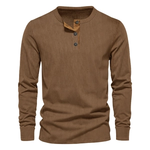 Detailansicht der Rippenstruktur und des Drei-Knopf-Ausschnitts an einem Herren-Henley-Shirt